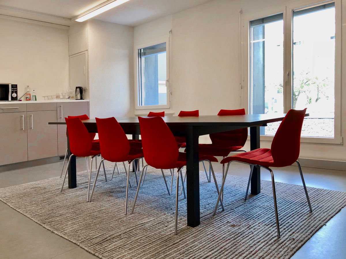 Grande salle repas et réunion partagée — 10 à 12 personnes, Poste 12 Martigny